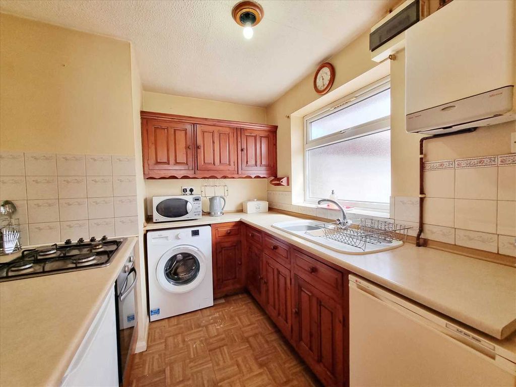 Property photo 2 of 10 Kitchen: