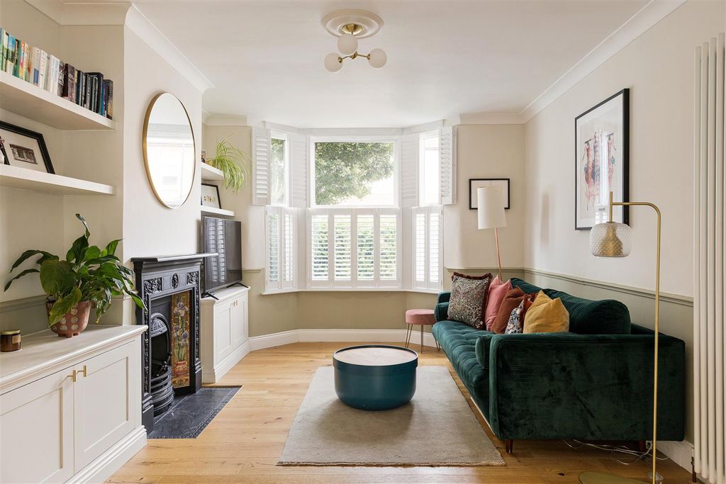 Property photo 2 of 27 Chatham Road, E17