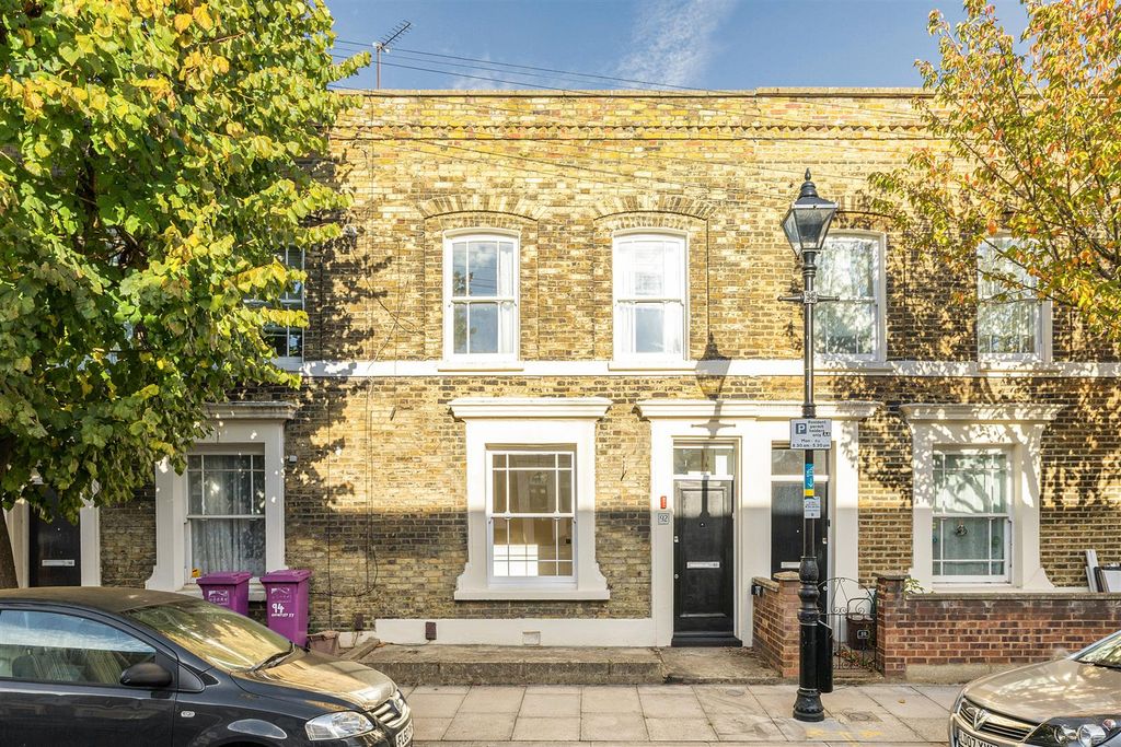 Property photo 1 of 18 Grantley Street, E1