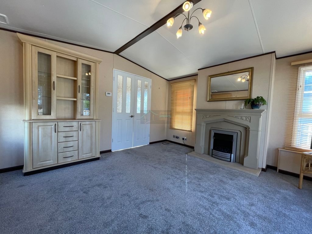 Property photo 3 of 17 Lounge A.Jpg