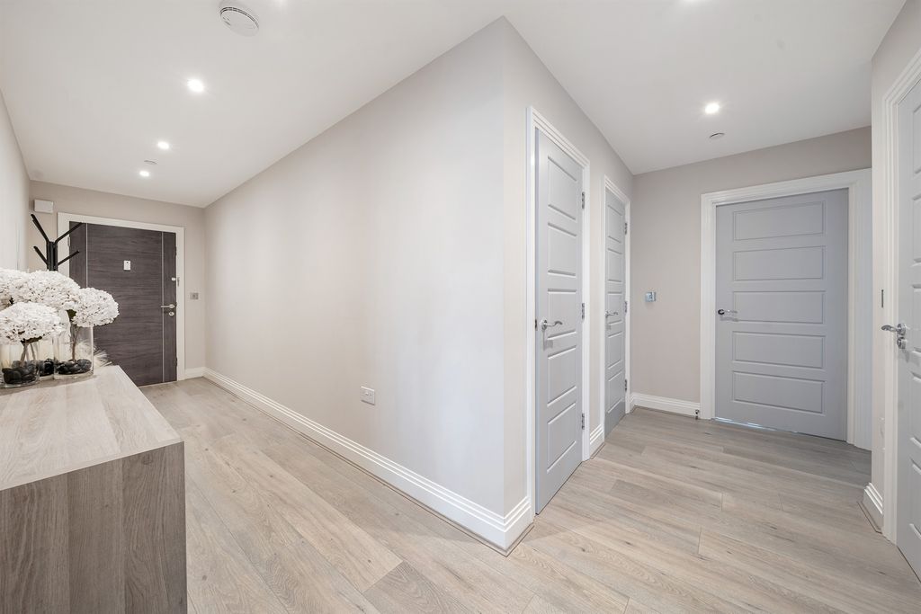 Additional image 6 of 2 bed penthouse for saleThe Colonnade, Maidenhead SL6