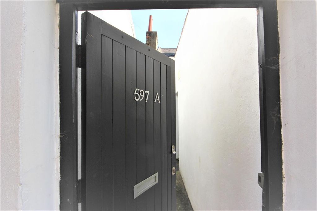 Property photo 1 of 9 Doorway