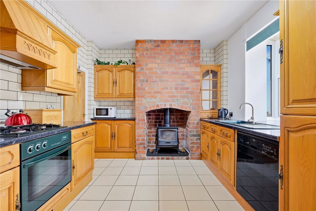 Property photo 3 of 19 Kitchen