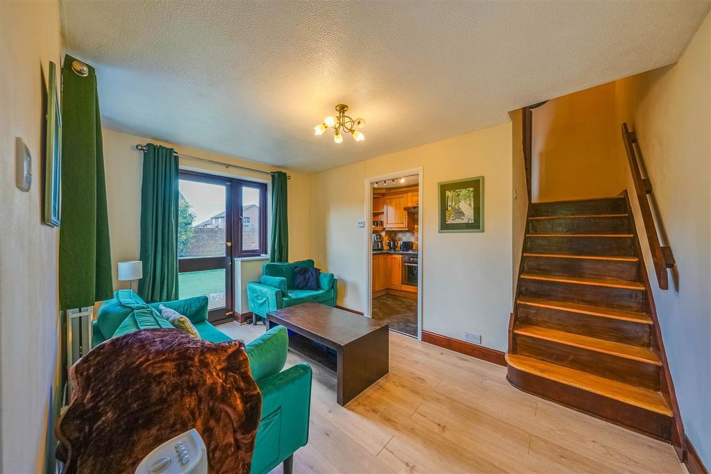 Property photo 2 of 11 Lounge