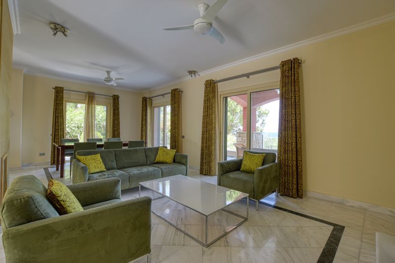 Property photo 3 of 40 Lounge / Dining Area