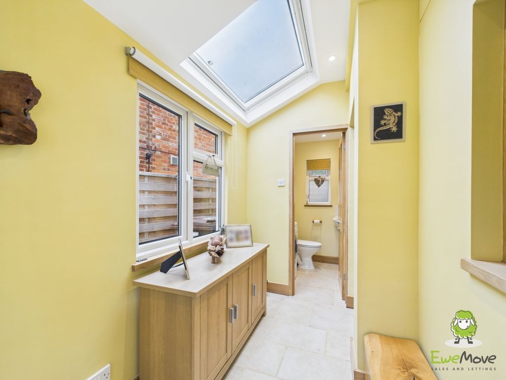 Property photo 2 of 21 Ewemove Estate Agents Basingstoke - Dursley Cottag