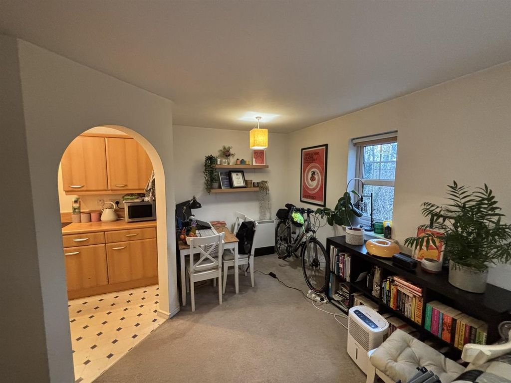 Property photo 3 of 8 Dining Area