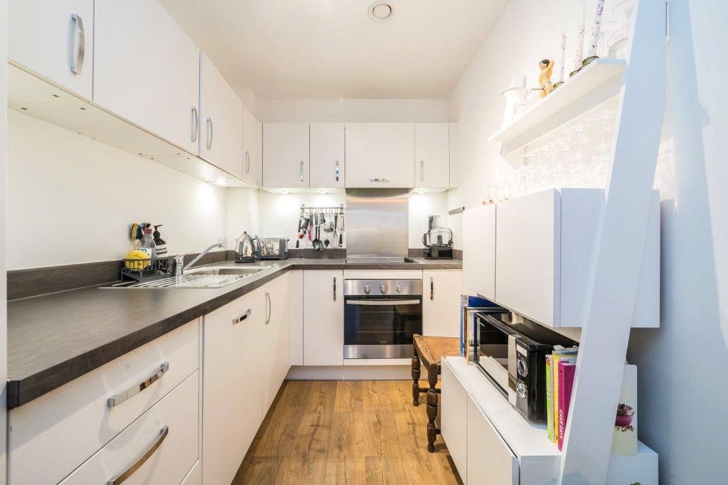 Property photo 3 of 9 Kitchen