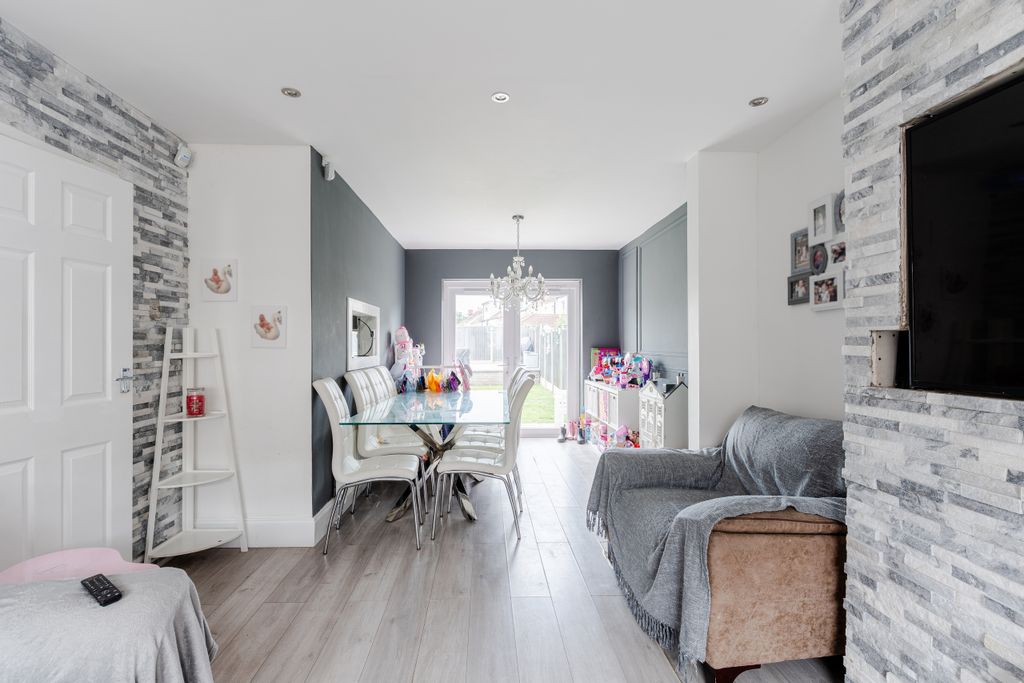 Property photo 2 of 17 5
