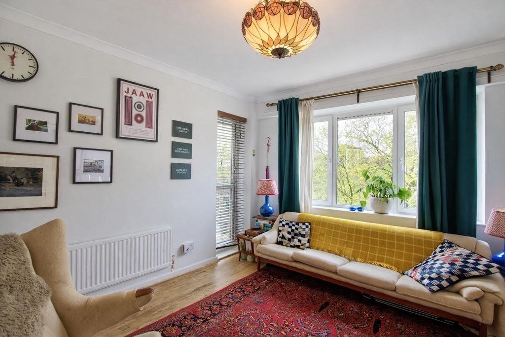 Property photo 2 of 19 Hooke House218A.Png