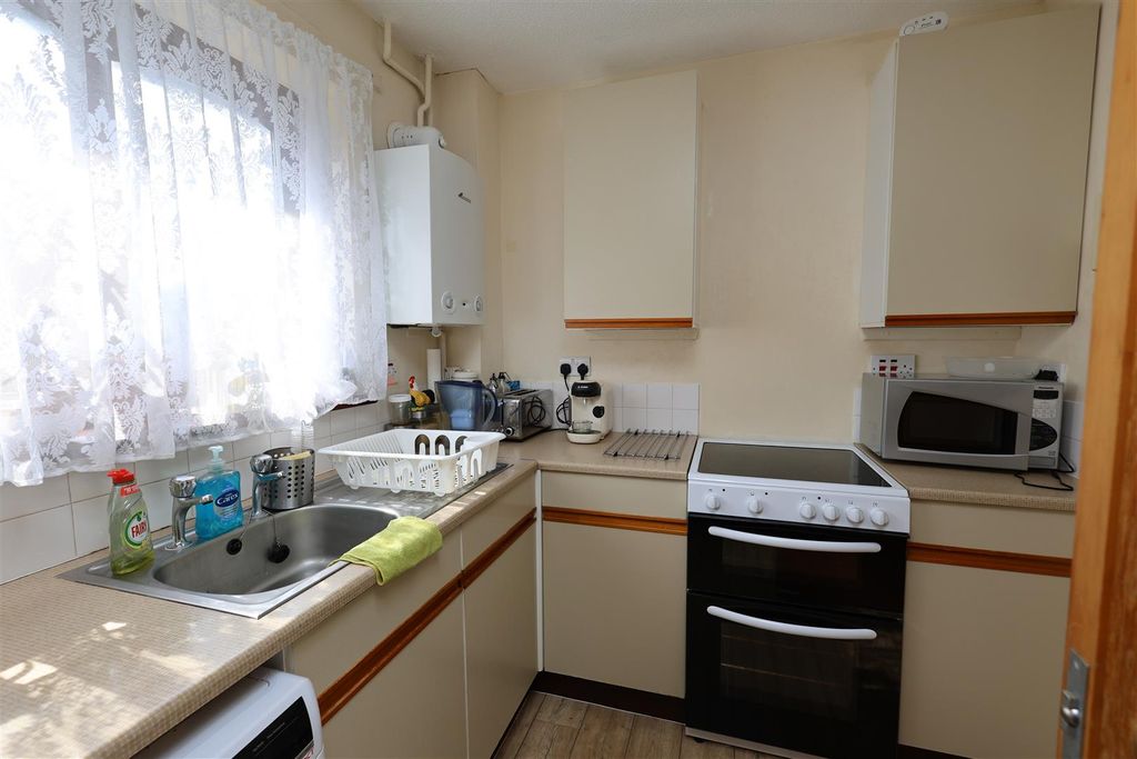 Property photo 3 of 11 Kitchen