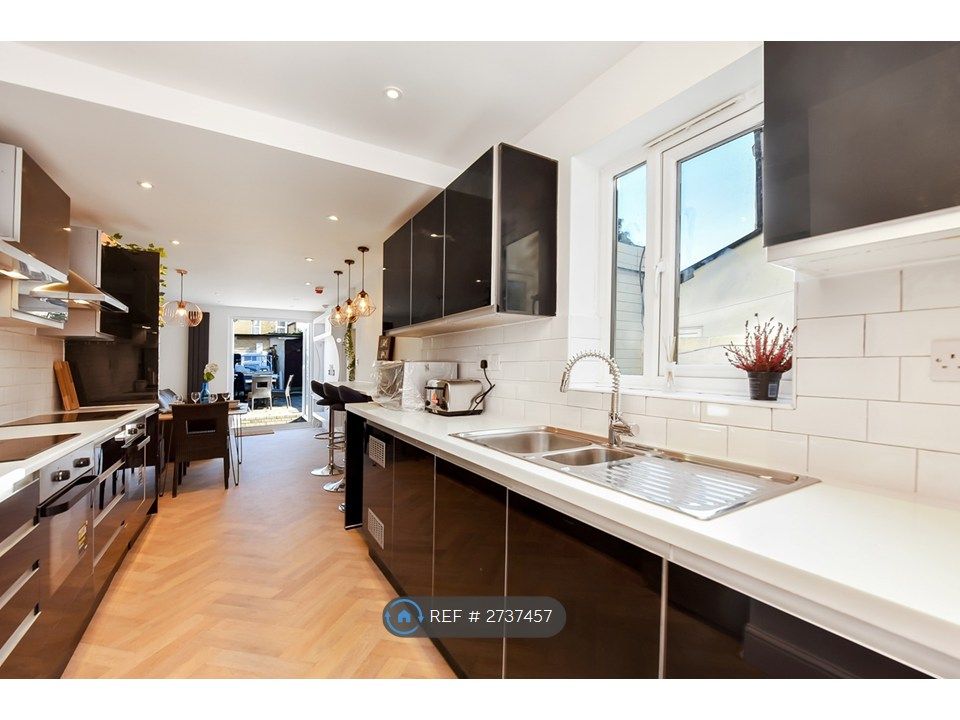 Property photo 2 of 5 Kitchen