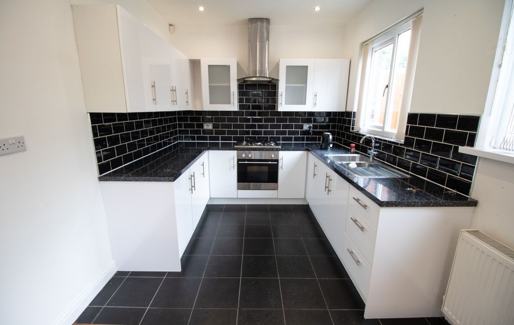Property photo 3 of 12 Kitchen