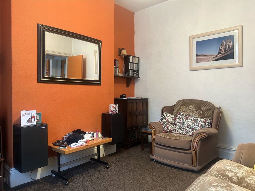 Property photo 3 of 18 Lounge