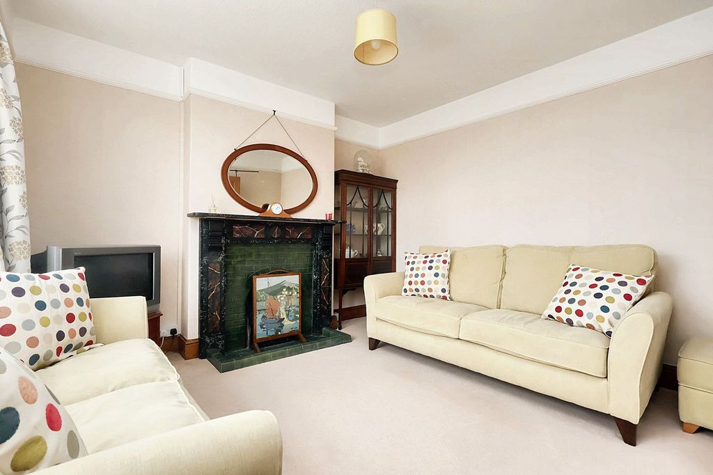 Property photo 3 of 28 Lounge