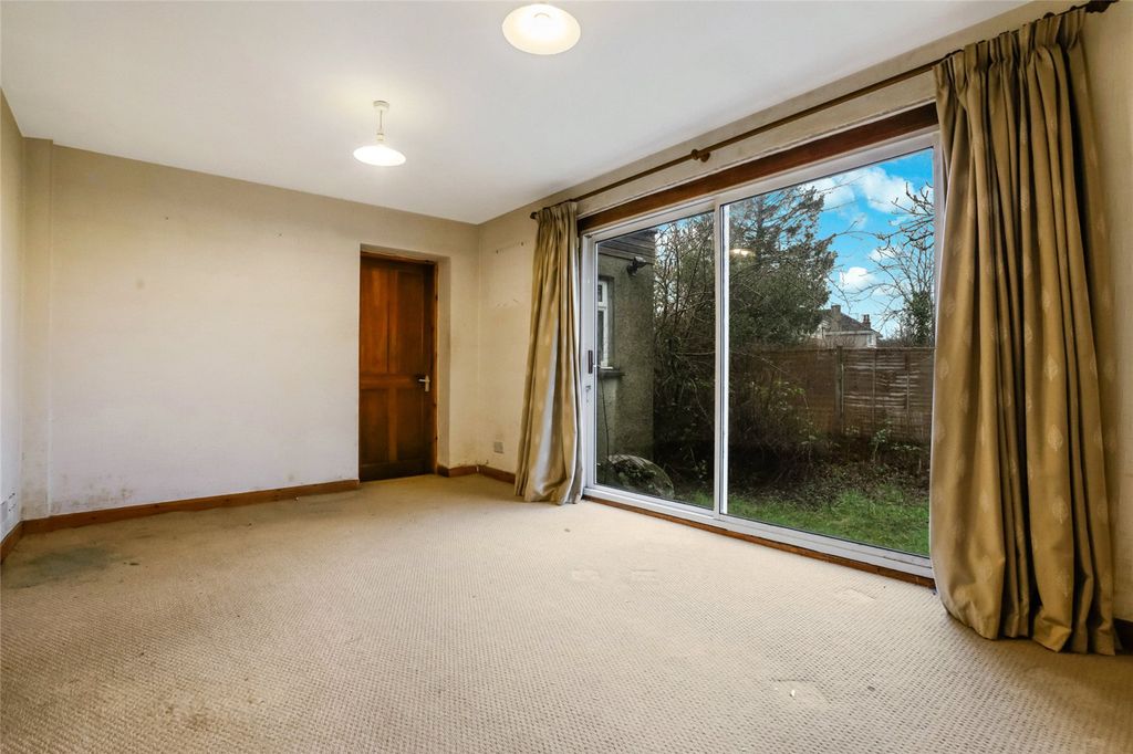 Property photo 3 of 19 Lounge