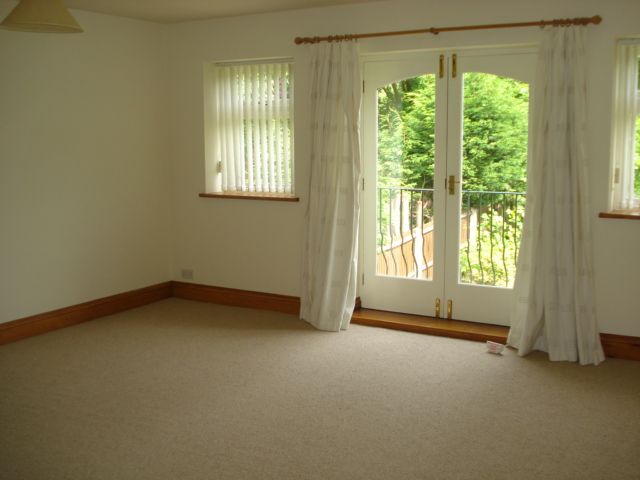 Property photo 2 of 8 Lounge
