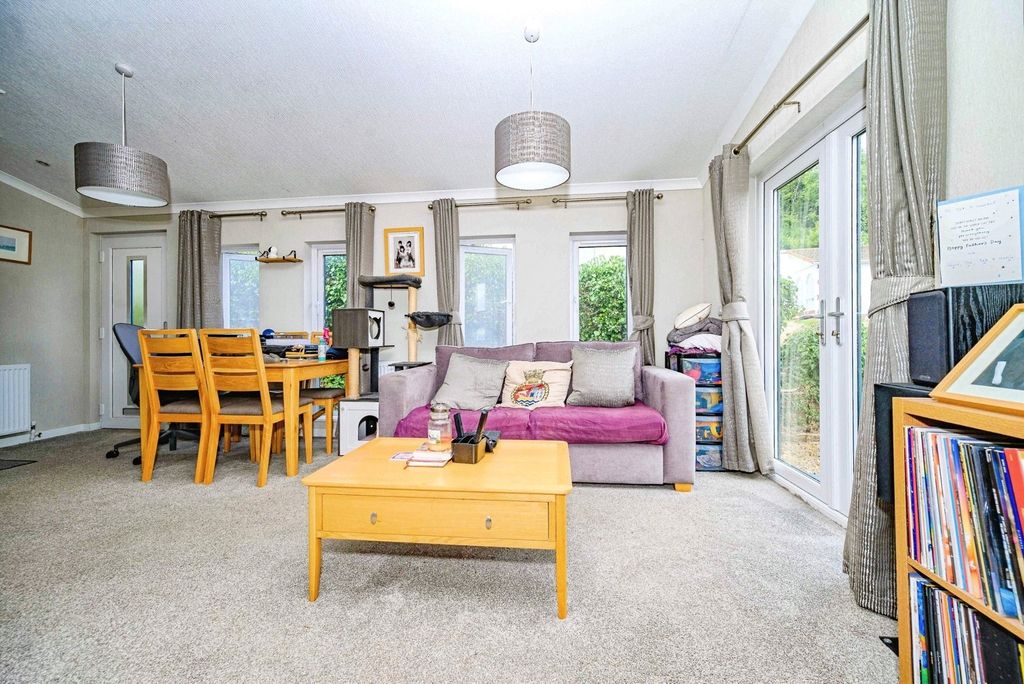 Property photo 3 of 12 Lounge