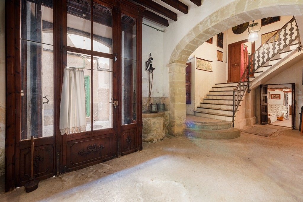 Property photo 3 of 16 Entrance Hall