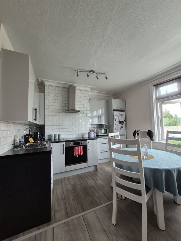 Property photo 1 of 7 A Well Presented Two Bedroom Top Floor Flat In The Heart Of Winchmore Hill