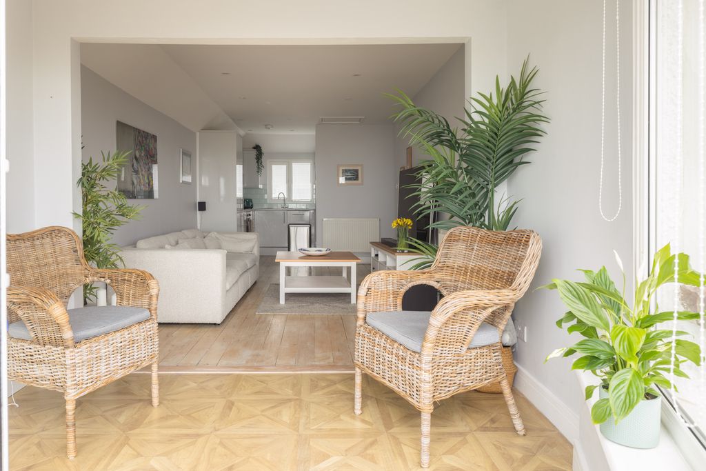 Property photo 2 of 25 336542 - 306_Coast_Road_Pevensey_Bay_Bn24_6Nu_Edit-13.Jpg