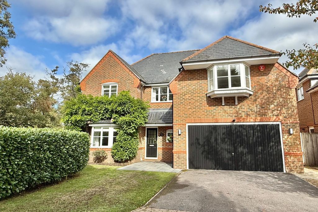 Property photo 1 of 46 5 Bedroom Detached Family Home