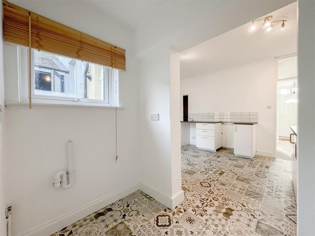 Property photo 3 of 18 Kitchen
