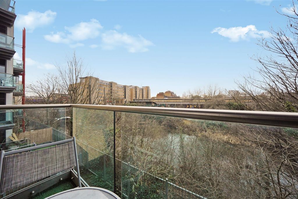 Property photo 3 of 14 Flat 27, Tequila Wharf - Utoobfuuoigoapefal7G.Jpg