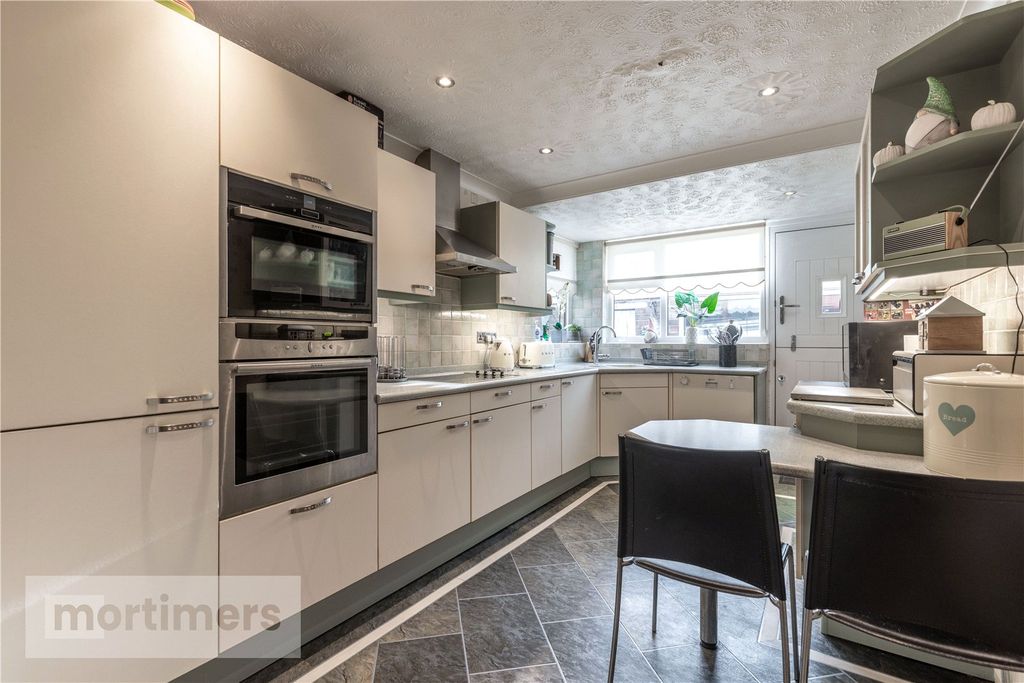 Property photo 2 of 21 Kitchen