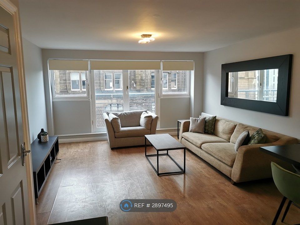 Property photo 3 of 10 Living Space