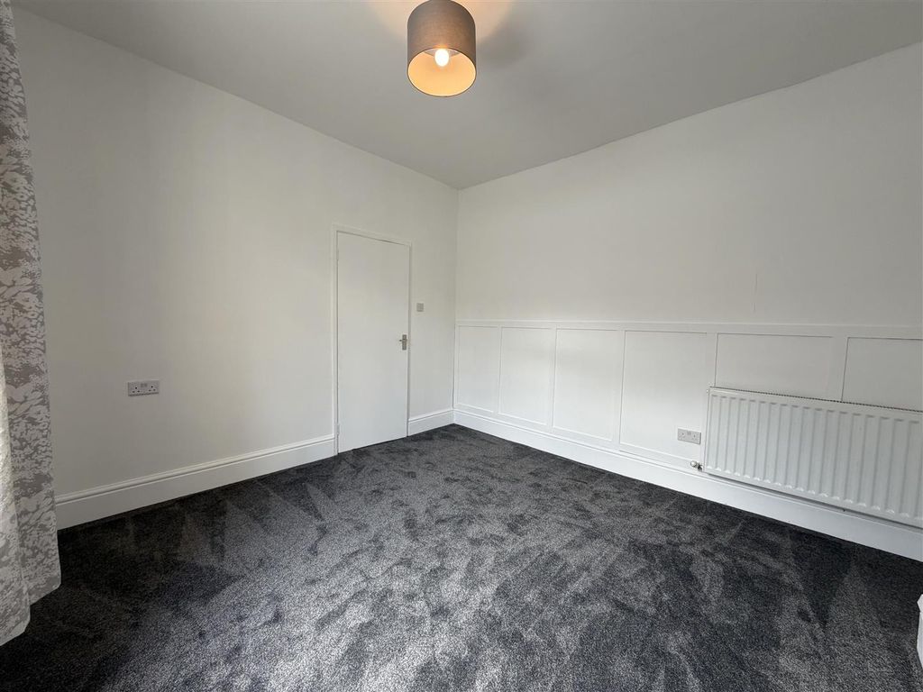 Property photo 3 of 12 Lounge