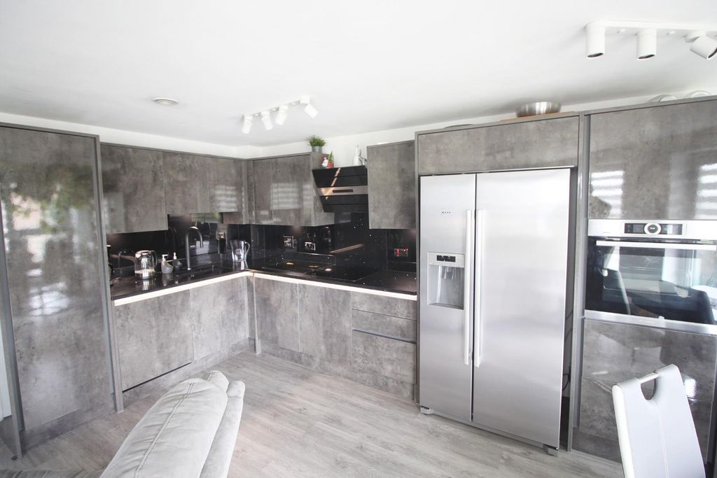 Property photo 3 of 13 Kictehn.Jpg