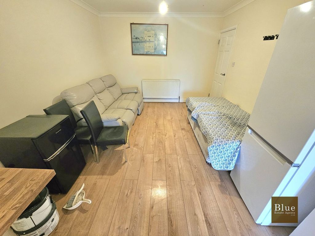 Property photo 3 of 12 Lounge