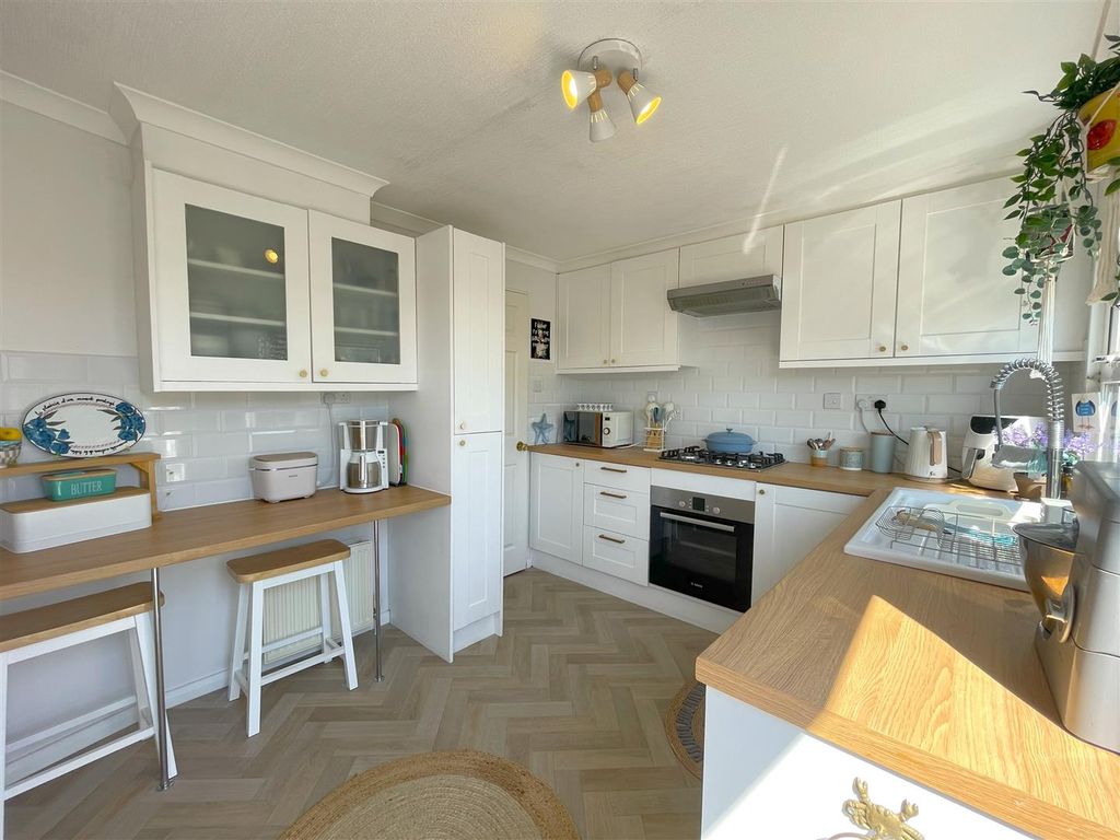 Property photo 2 of 18 Kitchen 2.Jpg