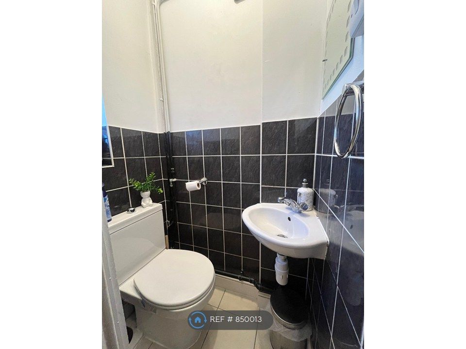 Property photo 2 of 9 Loo With Basin