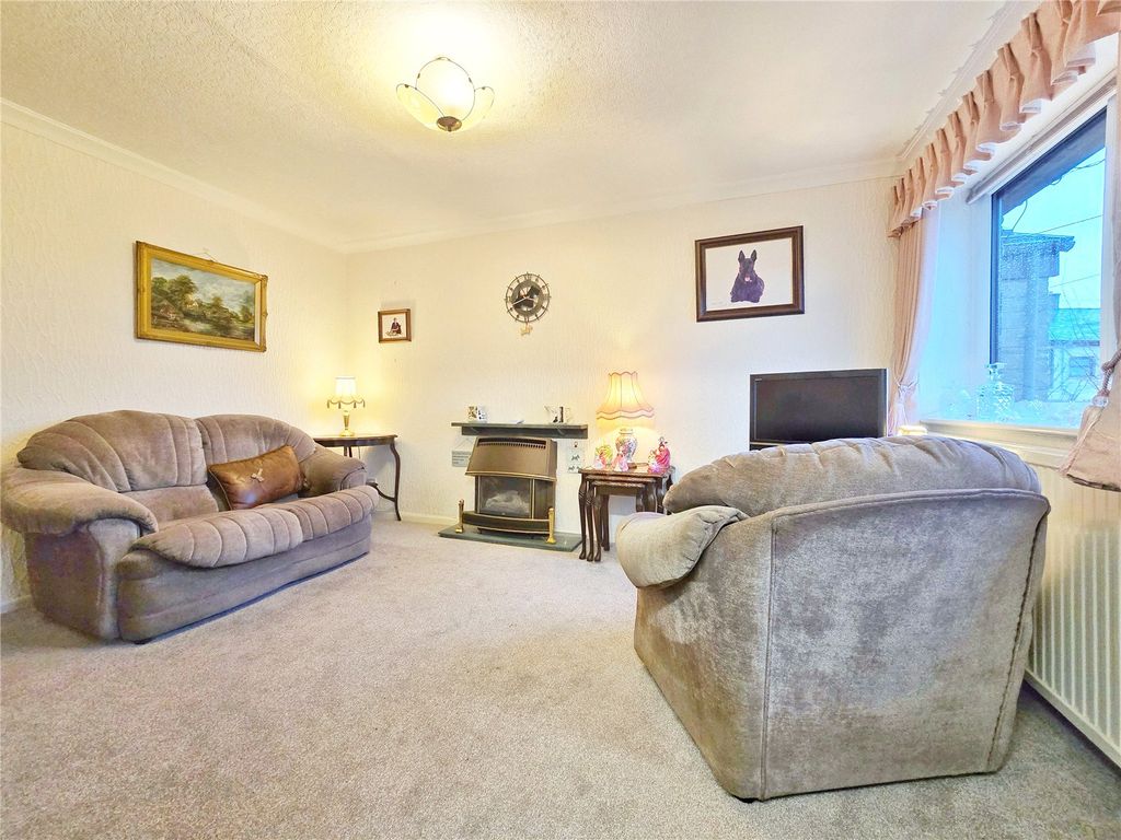 Property photo 3 of 11 Lounge