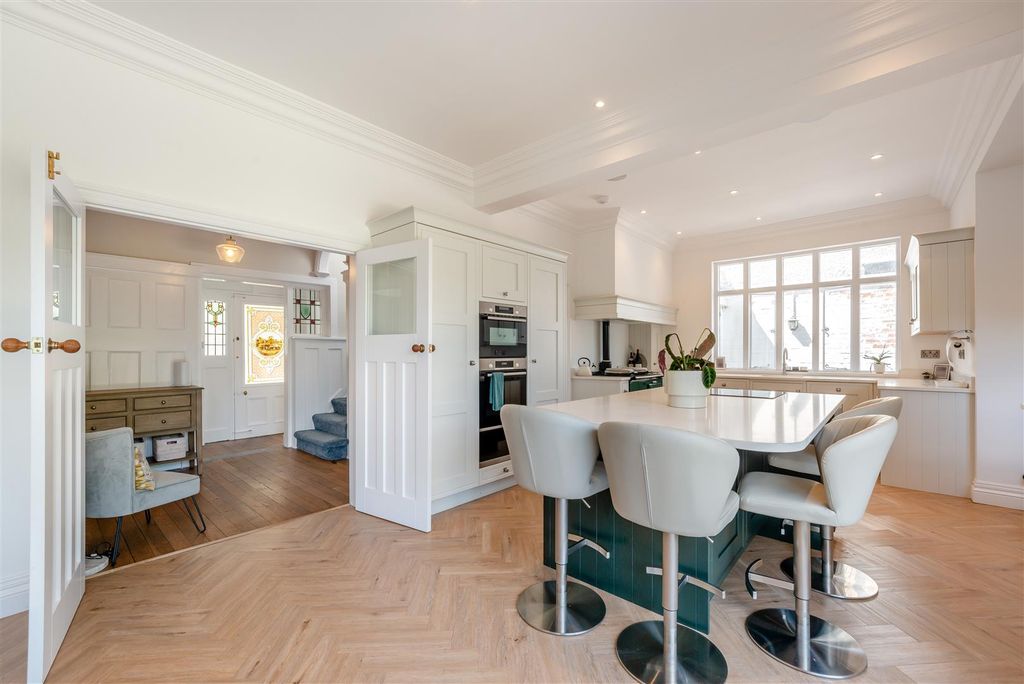 Property photo 3 of 33 8700779-Interior20.Jpg