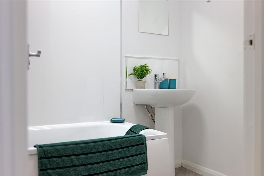 Property photo 2 of 7 Bathroom