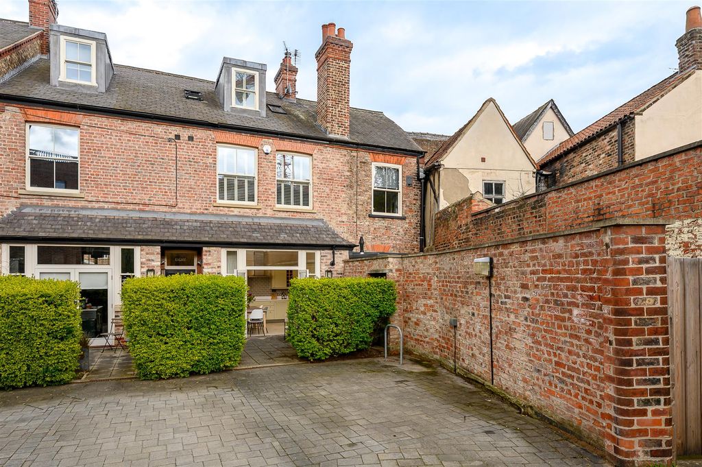 Property photo 1 of 15 External