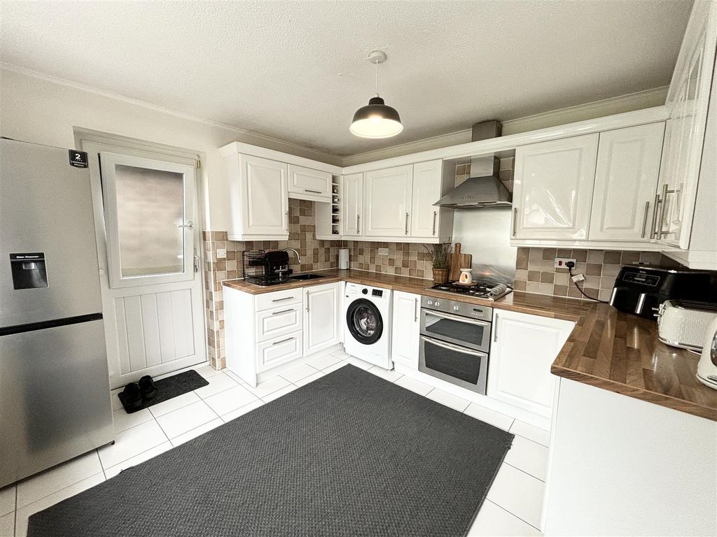 Property photo 2 of 9 Kitchen