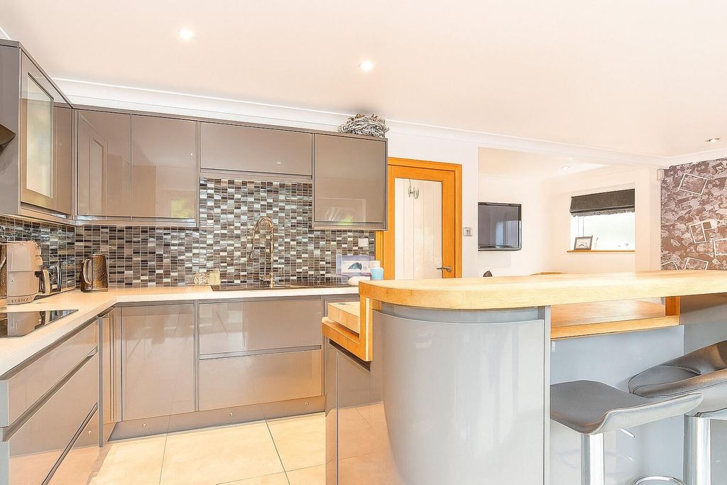 Property photo 2 of 18 Kitchen