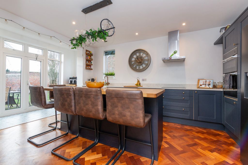 Property photo 2 of 31 Kitchen Breakfast Room
