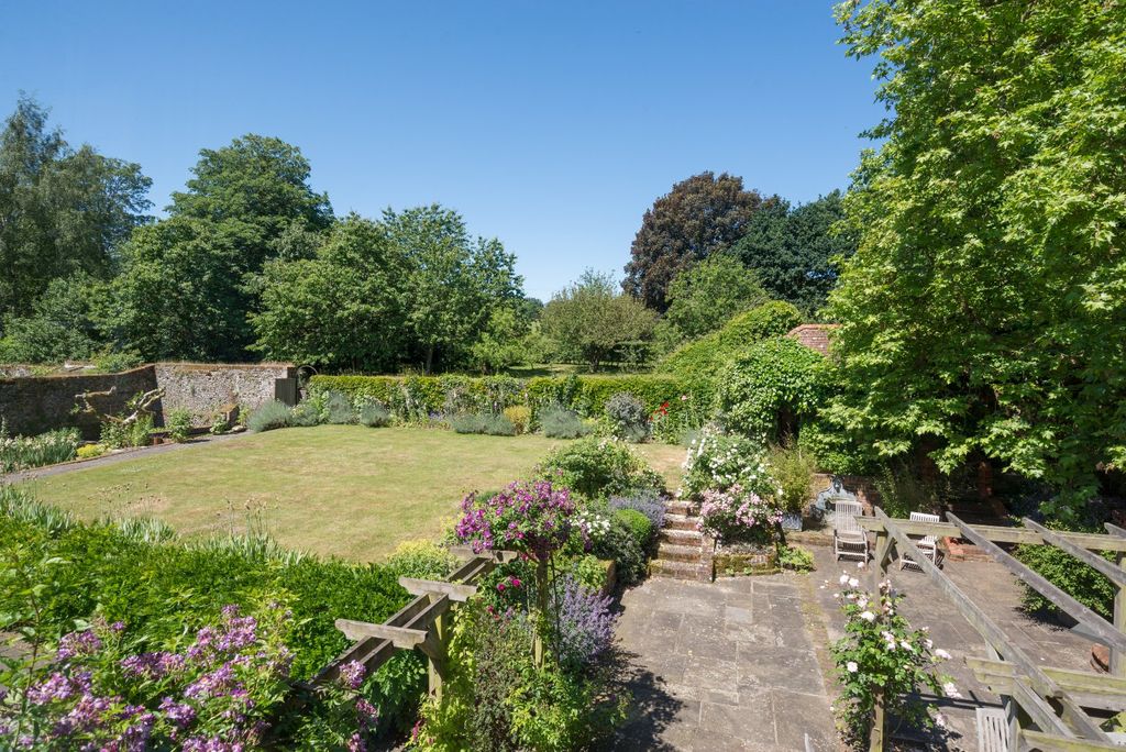 Property photo 3 of 18 Garden