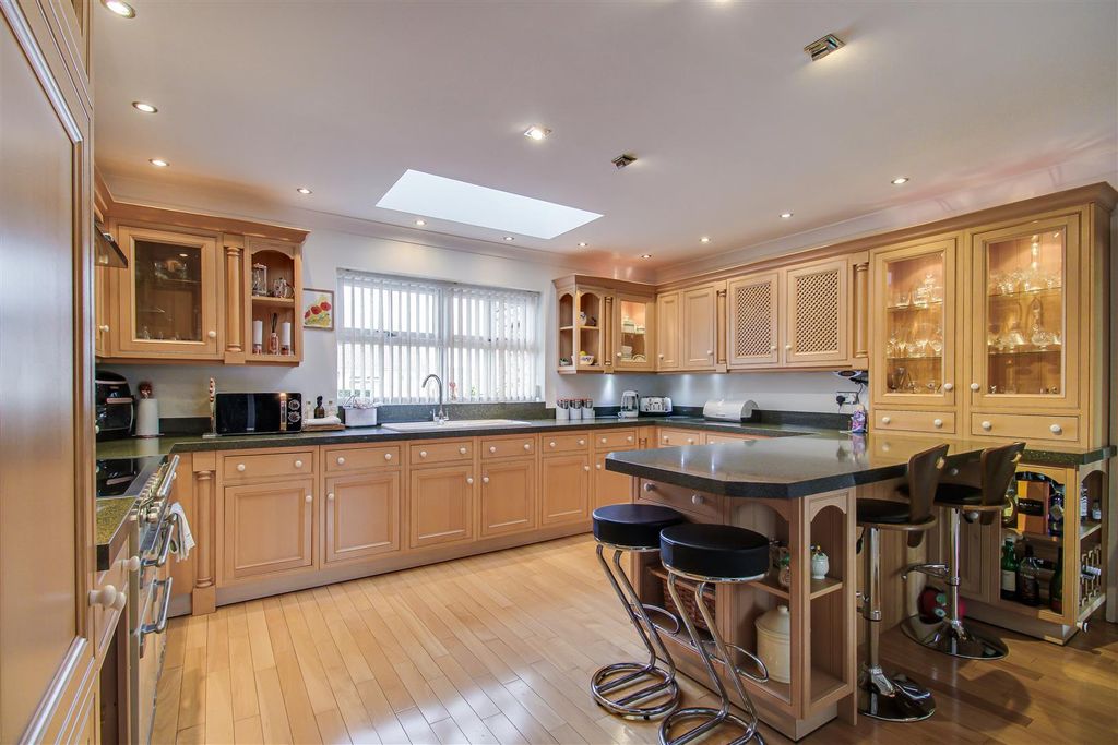 Property photo 2 of 23