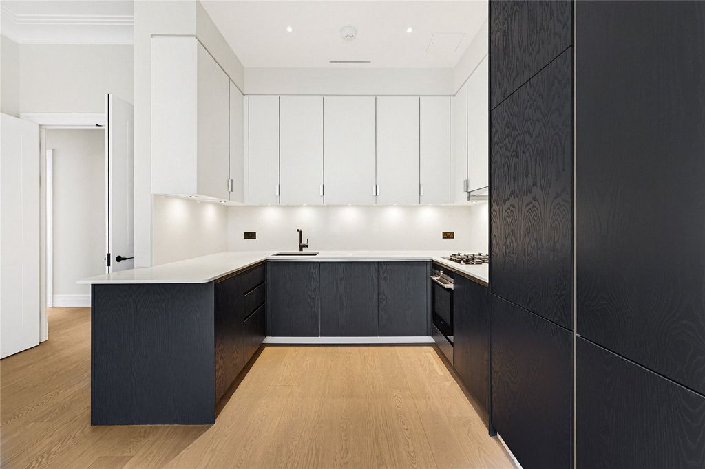 Property photo 2 of 11 Kitchen