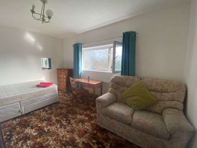 Property photo 2 of 6 Room