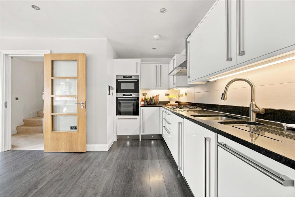 Property photo 3 of 16 Kitchen (2)