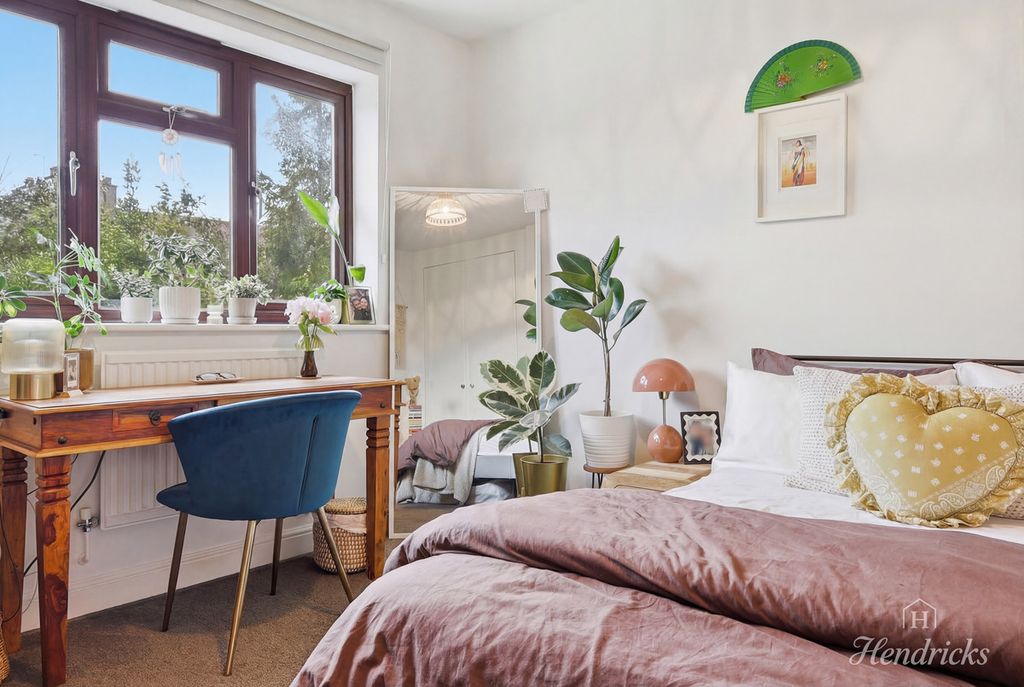 Property photo 2 of 27