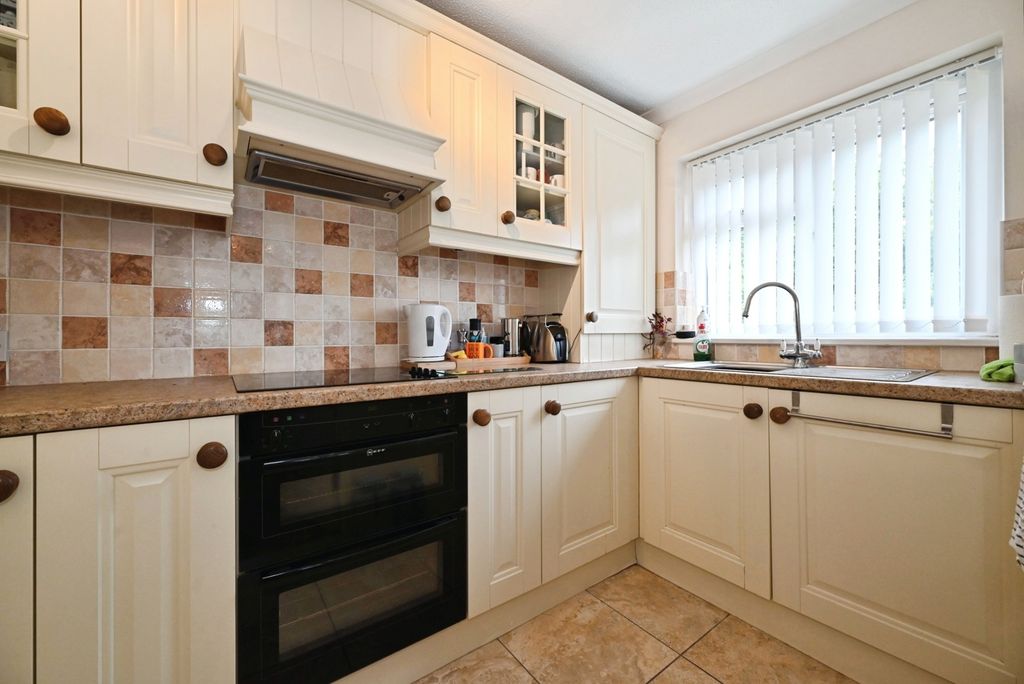 Property photo 3 of 17 Kitchen