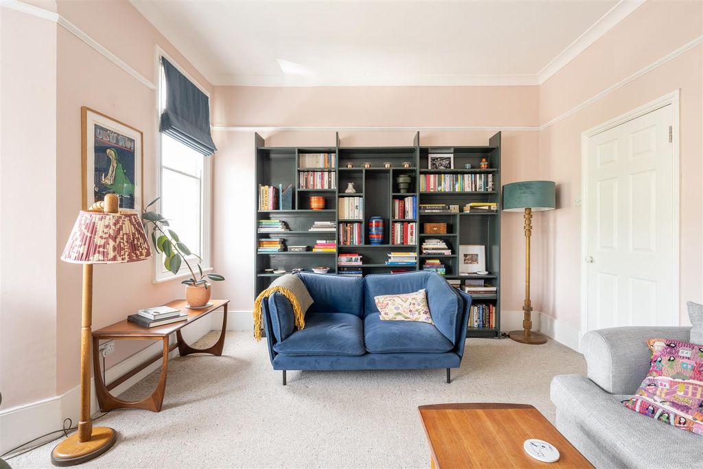 Property photo 2 of 31 Melville Road, E17